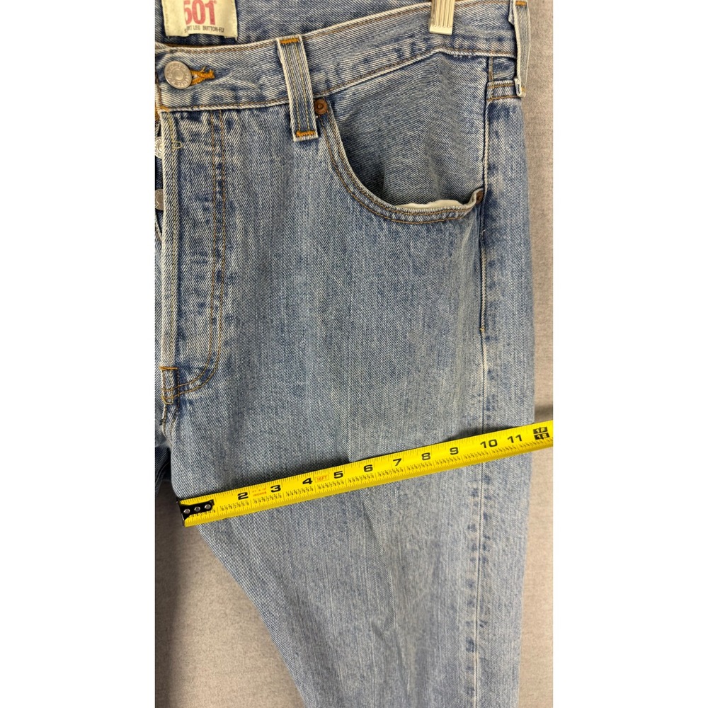 Levis 501 Original Fit Jeans Mens 35x31 Light Wash Blue Straight Leg Button Fly - Picture 5 of 7